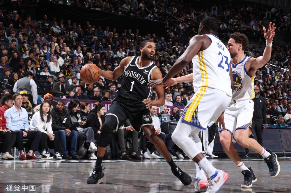 在追逐足球 在追逐足球