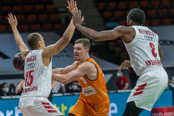 缺兵少将的上海海港，是中超唯一没有输给柔佛新山的球队（人手短缺仍不败，上海海港成中超唯一未输柔佛新山的球队）