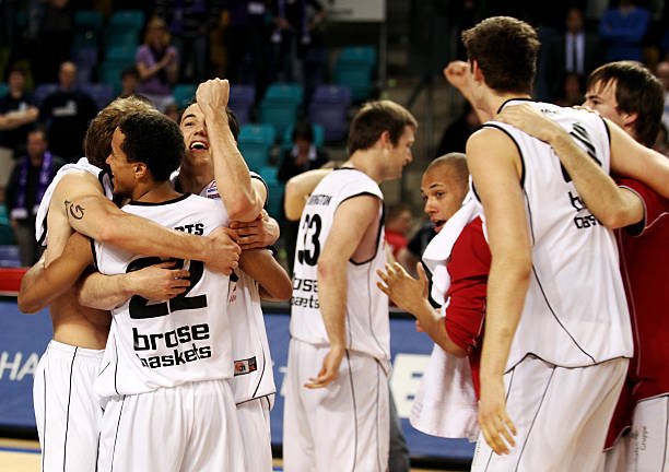 缺兵少将的上海海港，是中超唯一没有输给柔佛新山的球队（人手短缺仍不败，上海海港成中超唯一未输柔佛新山的球队）